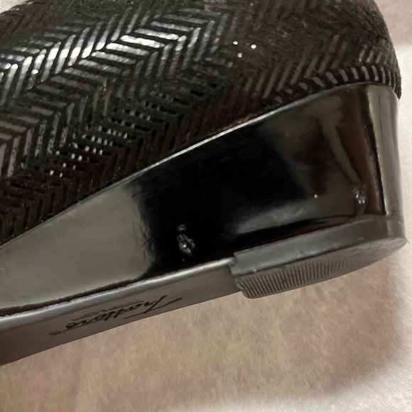 Black dress shoe with wedge heel. - Picture 7 of 8